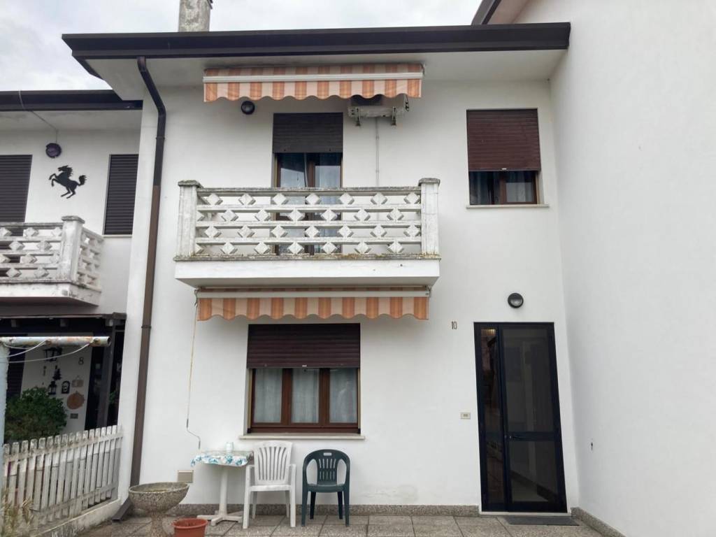 casa indipendente in vendita ad Adria in zona Bottrighe