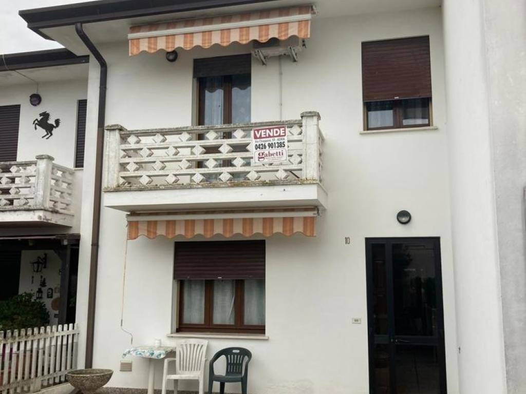 casa indipendente in vendita ad Adria in zona Bottrighe