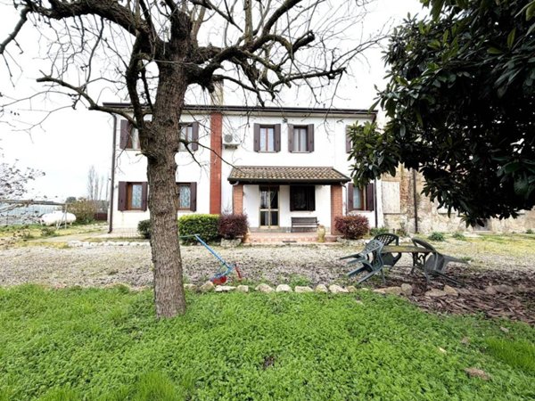 casa indipendente in vendita ad Adria in zona Cavanella Po