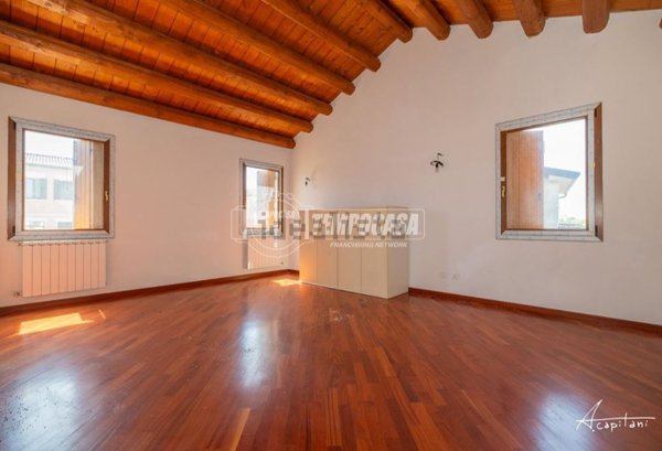 casa indipendente in vendita ad Adria in zona Bottrighe
