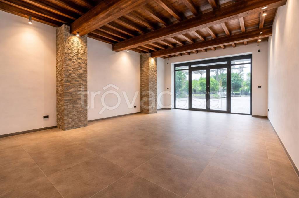 negozio in vendita ad Adria