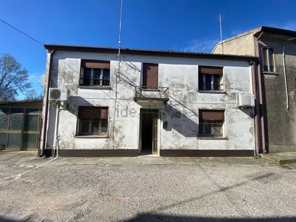 casa indipendente in vendita ad Adria in zona Bottrighe
