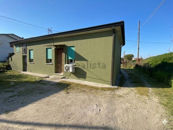 casa indipendente in vendita ad Adria in zona Bottrighe