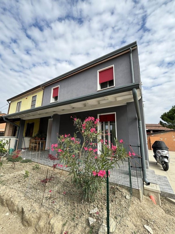 casa indipendente in vendita ad Adria in zona Bottrighe