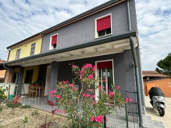 casa indipendente in vendita ad Adria in zona Bottrighe