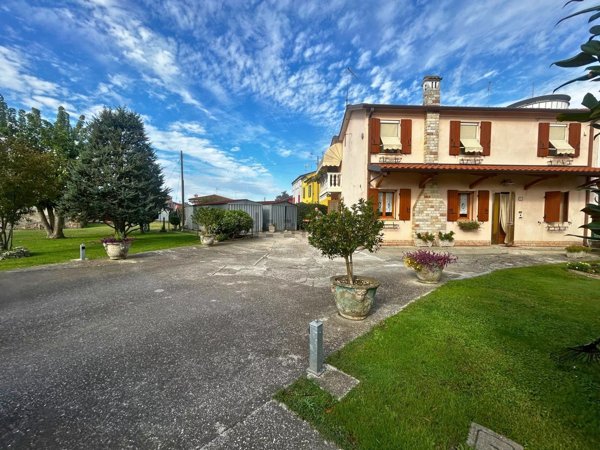 casa indipendente in vendita ad Adria in zona Valliera