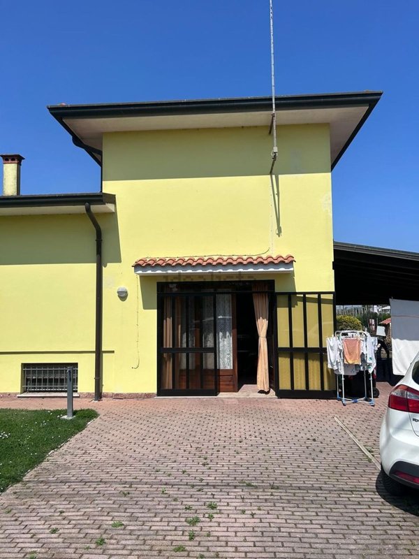 casa indipendente in vendita ad Adria in zona Bottrighe