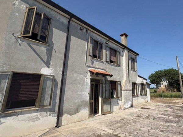 casa indipendente in vendita ad Adria in zona Bottrighe