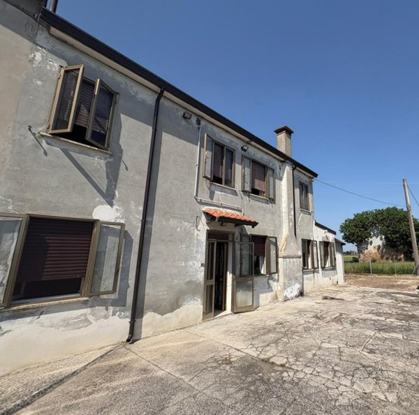 casa indipendente in vendita ad Adria in zona Bottrighe