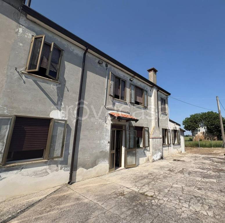 casa indipendente in vendita ad Adria in zona Bottrighe