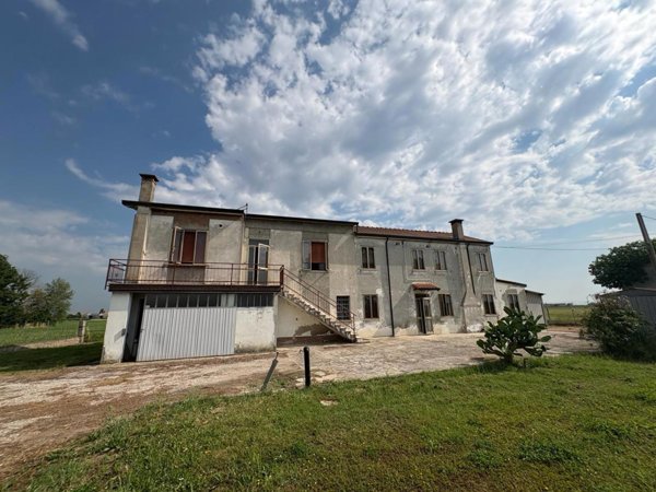 casa indipendente in vendita ad Adria in zona Bottrighe