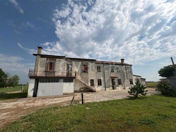 casa indipendente in vendita ad Adria in zona Bottrighe