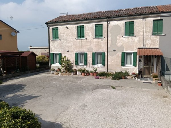 casa indipendente in vendita ad Adria in zona Fasana