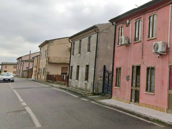 casa indipendente in vendita ad Adria in zona Bottrighe