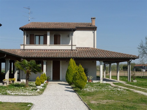 casa indipendente in vendita ad Adria in zona Cavanella Po