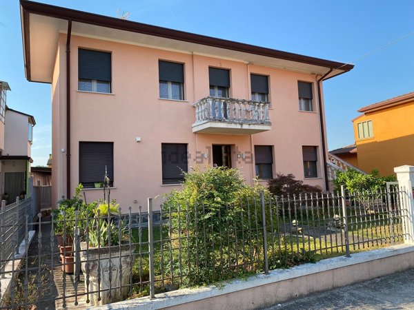 casa indipendente in vendita ad Adria in zona Bottrighe