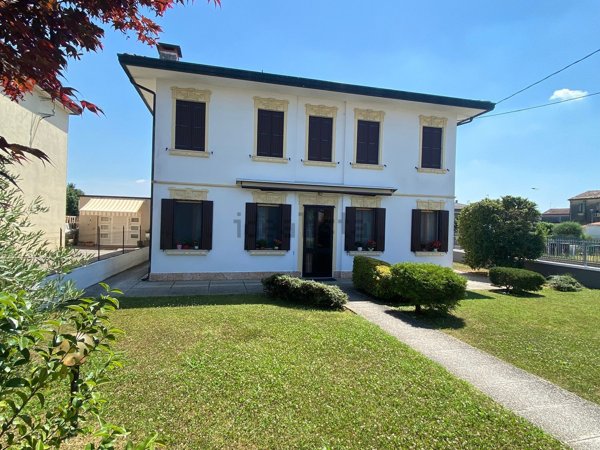 casa indipendente in vendita ad Adria in zona Bottrighe