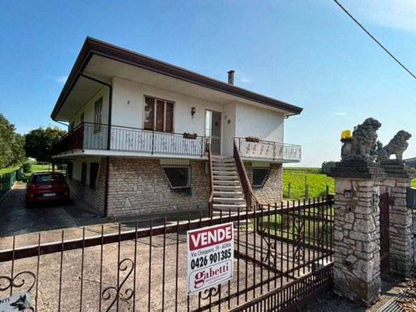 casa indipendente in vendita ad Adria in zona Ca' Emo