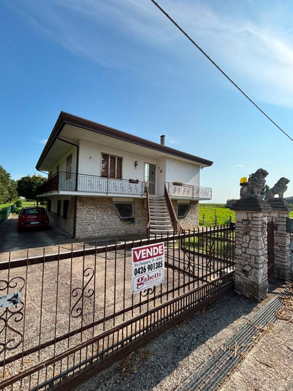 casa indipendente in vendita ad Adria in zona Ca' Emo
