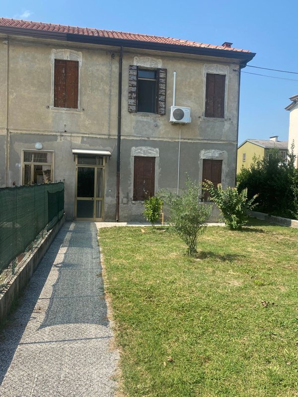 casa indipendente in vendita ad Adria in zona Bottrighe