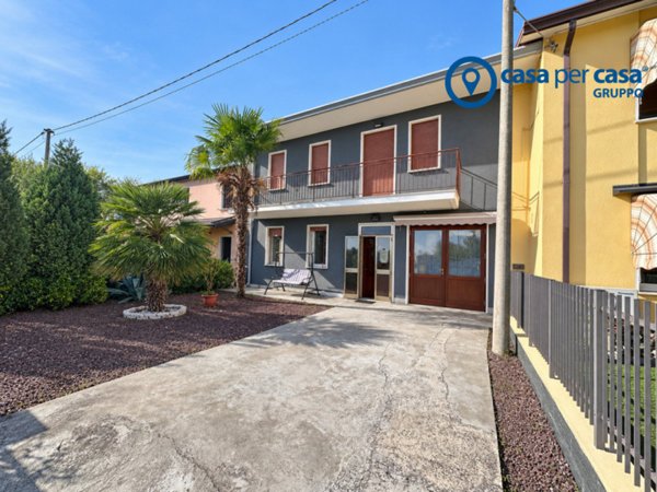 casa indipendente in vendita ad Adria in zona Bottrighe