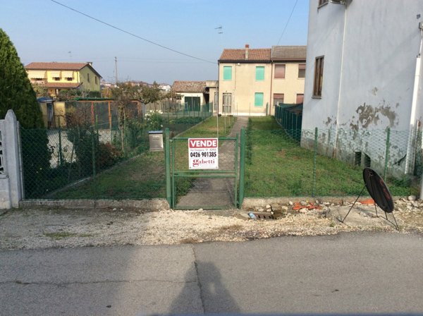 casa indipendente in vendita ad Adria in zona Bottrighe