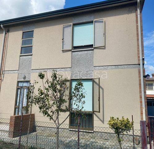 casa indipendente in vendita ad Adria in zona Bottrighe