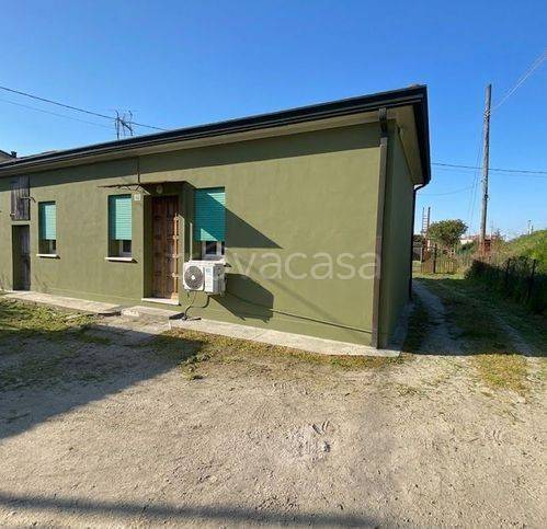 casa indipendente in vendita ad Adria in zona Bottrighe