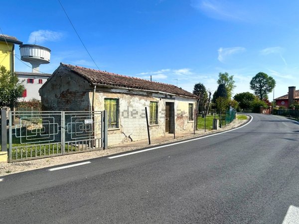 casa indipendente in vendita ad Adria in zona Valliera