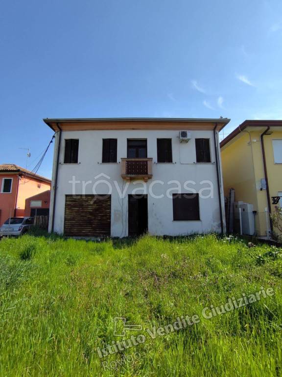 casa indipendente in vendita ad Adria in zona Bottrighe