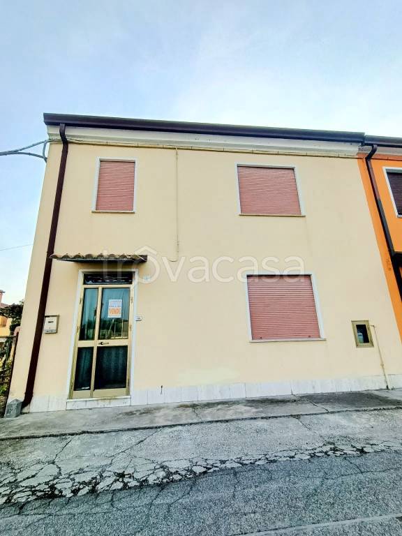 casa indipendente in vendita ad Adria in zona Bottrighe