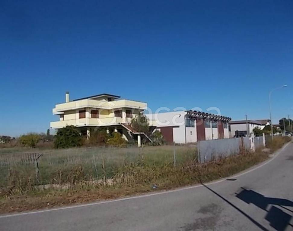 locale commerciale in vendita ad Ariano nel Polesine