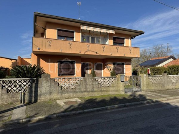 casa indipendente in vendita ad Ariano nel Polesine in zona Grillara