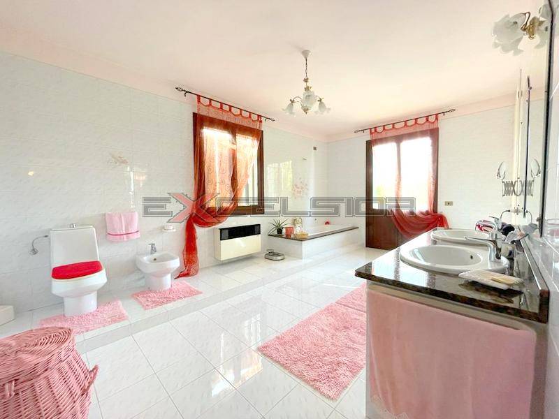 casa indipendente in vendita ad Ariano nel Polesine in zona Rivà