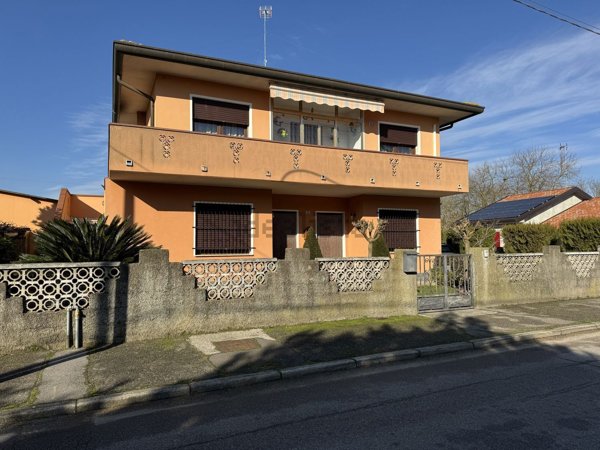 casa indipendente in vendita ad Ariano nel Polesine in zona Grillara