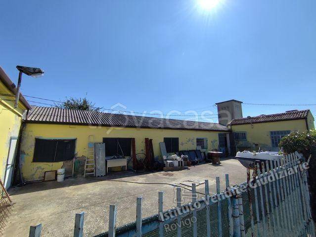 negozio in vendita ad Ariano nel Polesine in zona Crociara