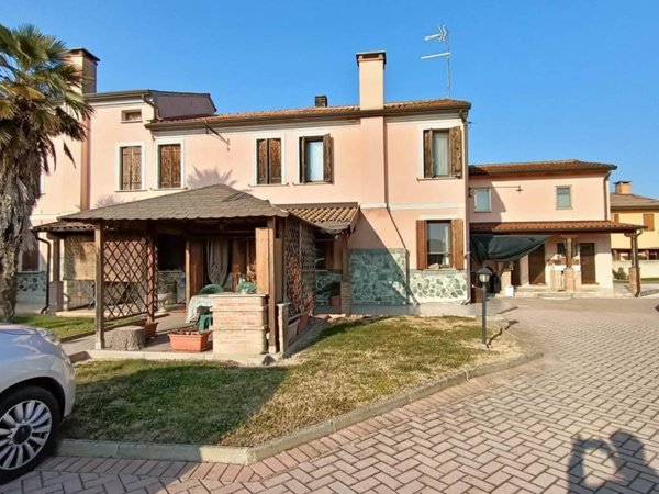 casa indipendente in vendita ad Arquà Polesine in zona Granze