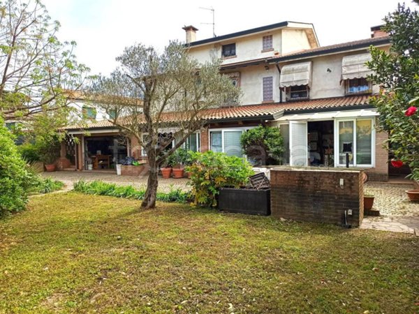 casa indipendente in vendita ad Arquà Polesine in zona Cornè