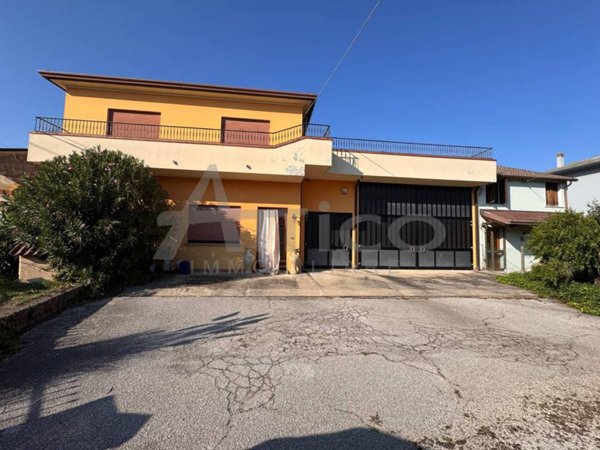 casa indipendente in vendita ad Arquà Polesine