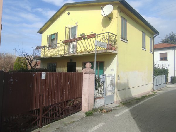 casa indipendente in vendita ad Arquà Polesine in zona Cornè