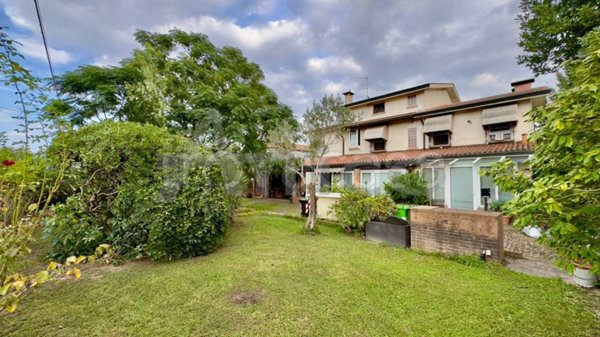 casa indipendente in vendita ad Arquà Polesine in zona Cornè