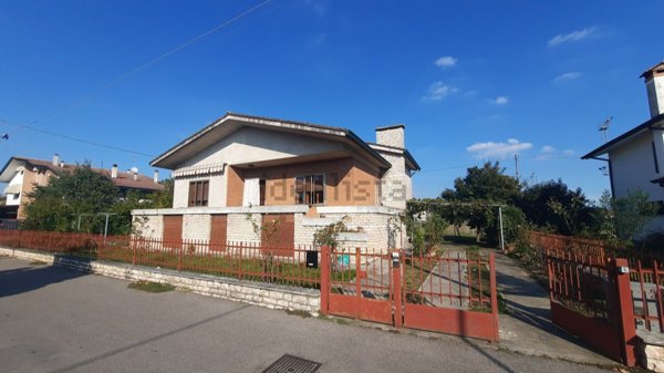 casa indipendente in vendita ad Arquà Polesine in zona Valmolin