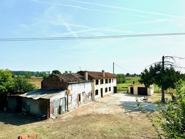 casa indipendente in vendita a Badia Polesine in zona Villa d'Adige
