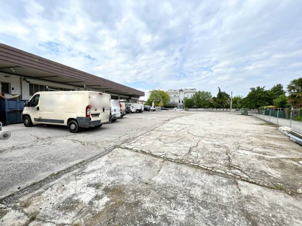 locale commerciale in vendita a Badia Polesine