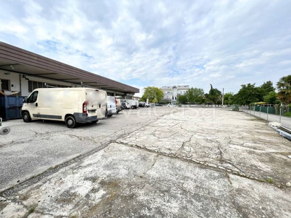 locale commerciale in vendita a Badia Polesine