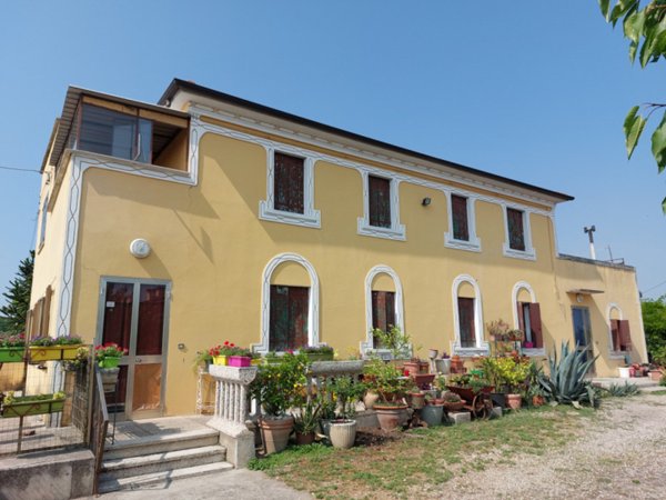 casa indipendente in vendita a Badia Polesine in zona Villa d'Adige