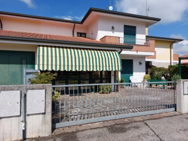 casa indipendente in vendita a Badia Polesine in zona Villa d'Adige