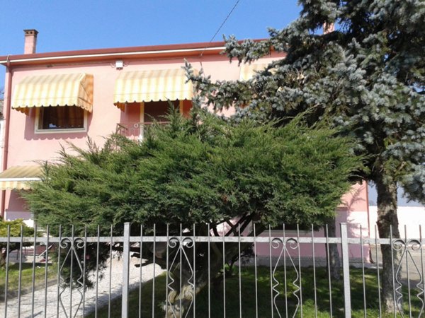casa indipendente in vendita a Badia Polesine in zona Villa d'Adige