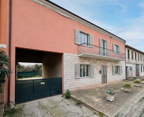 casa indipendente in vendita a Badia Polesine in zona Villa d'Adige