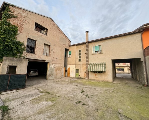 casa indipendente in vendita a Badia Polesine in zona Villa d'Adige